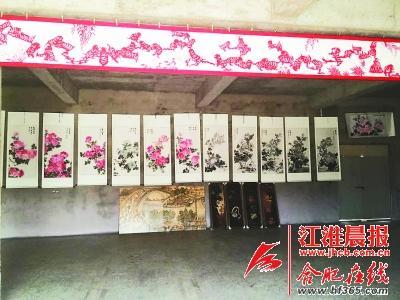 村妇自学成才办画展 21.8米剪纸汇集108只小狗