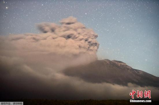 当地时间2015年4月25日,智利La Ensenada,智利卡尔布克火山喷发,火山灰覆盖山下城镇。