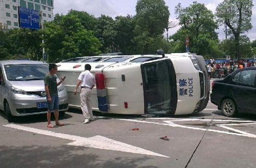 广东佛山村民围攻镇干部9余小时 一警车被推翻（转）955 / 作者:鱼仔油茶 / 帖子ID:21087
