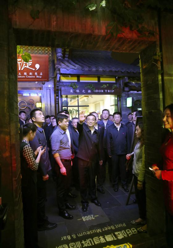 李克強(qiáng)夜訪成都寬窄巷 向外國人推銷青島啤酒