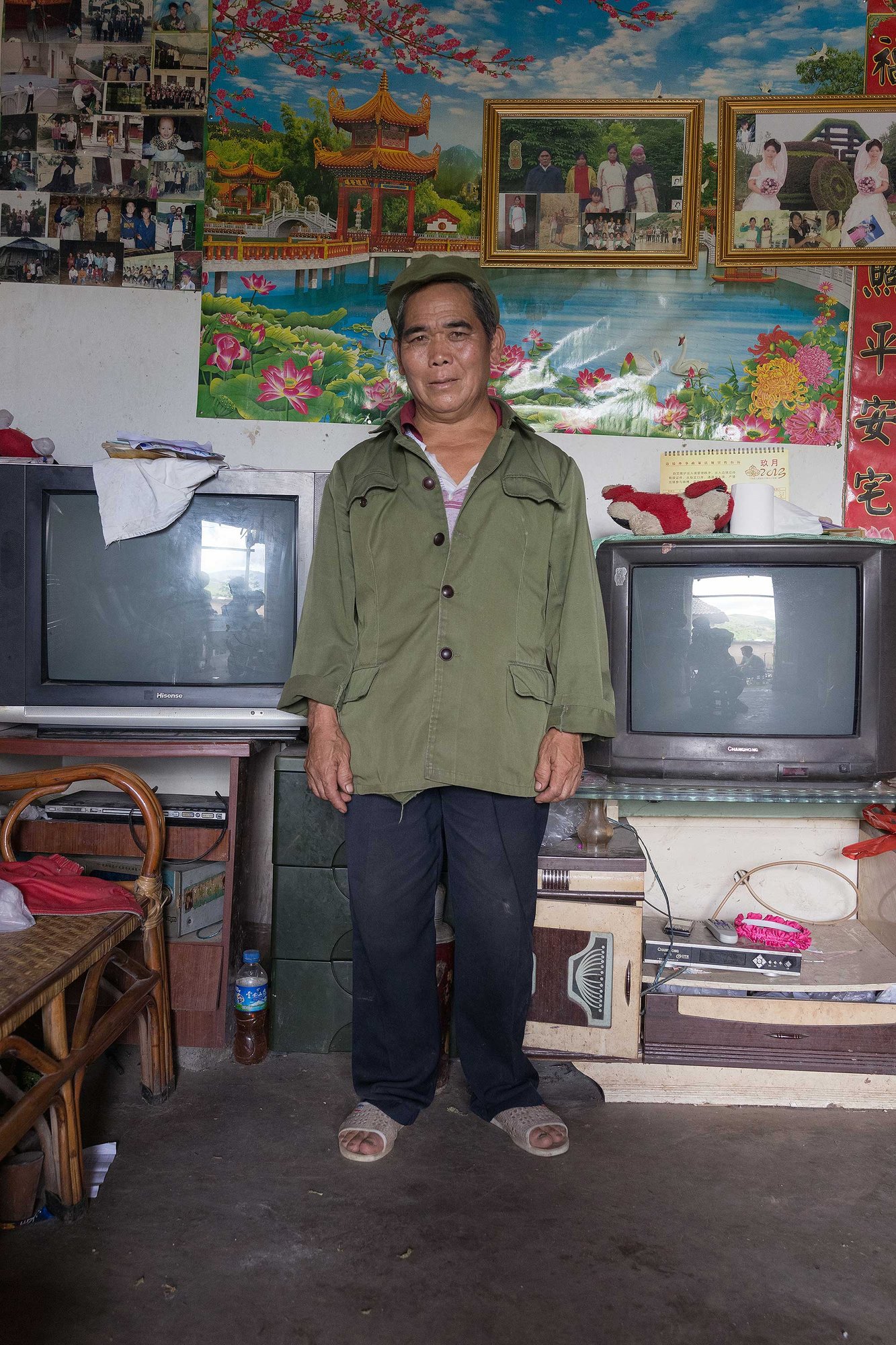 居住在新房中的莽人老麽公陈进兴。 居住在新房中的莽人老麽公陈进兴。
