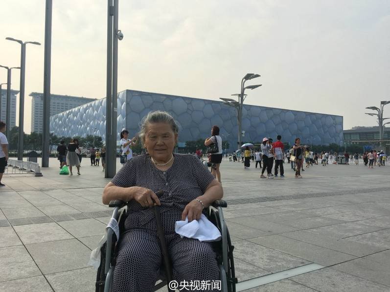 90 后男孩用轮椅推 78 岁奶奶来北京旅游