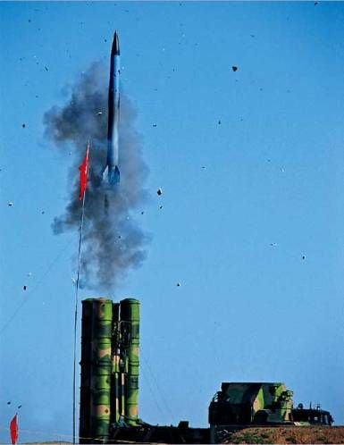 北京军区空军防空营换装新导弹 实射15发全中