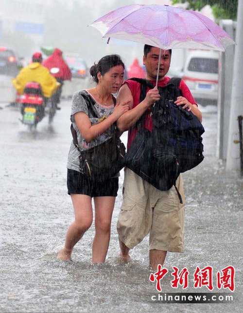 组图:安徽合肥遭暴雨袭击 城区积水严重