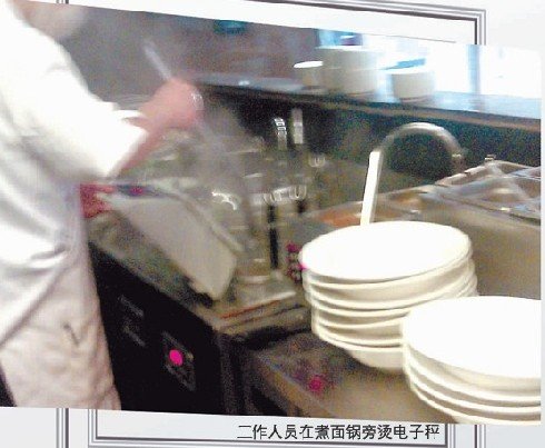 记者卧底康师傅牛肉面 鸡汤是勾兑杯子不消毒