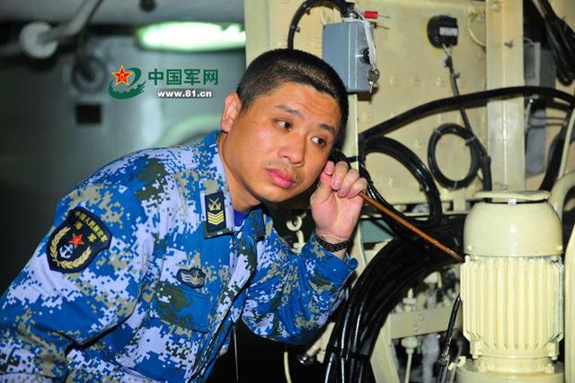 揭秘辽宁舰兵王：平均兵龄20年 与船厂一起改建航母