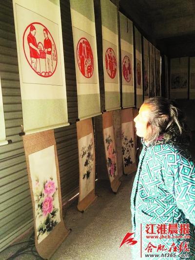 村妇自学成才办画展 21.8米剪纸汇集108只小狗