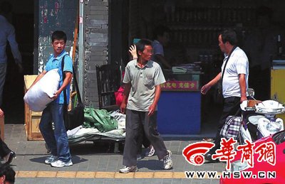 西安火车站碰瓷猖獗 嫌疑人患传染病警方无奈