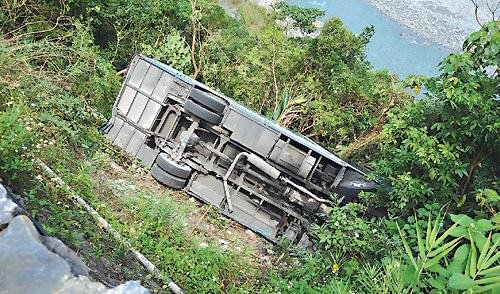 韩国团游览车在台湾意外翻车 疑因无照驾驶_新