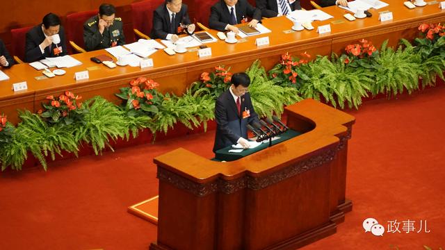 今天上午,最高人民检查院院长曹建明在报告最高检2015年度工作时提到,2015年依法对周永康、蒋洁敏、李崇禧、李东生、申维辰等22名原省部级以上干部提起公诉。