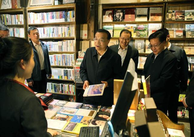 李克強(qiáng)夜訪成都寬窄巷 向外國人推銷青島啤酒