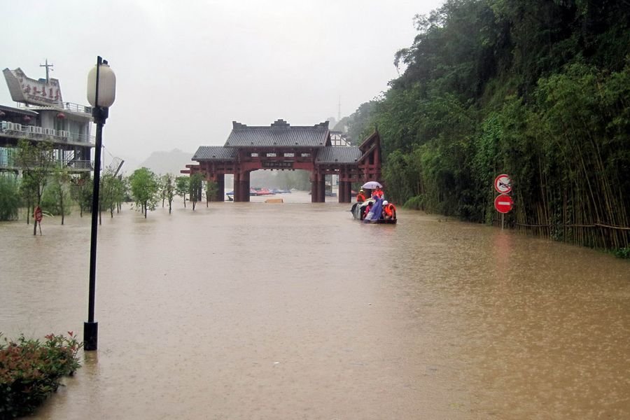 四川多地遭暴雨袭击 致多人伤亡