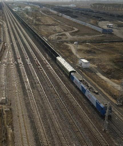 中国实现3万吨重载列车试运行:总长近4000米