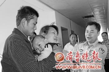 三男子母亲怀中抢走1岁男婴 42小时后被抓(图)