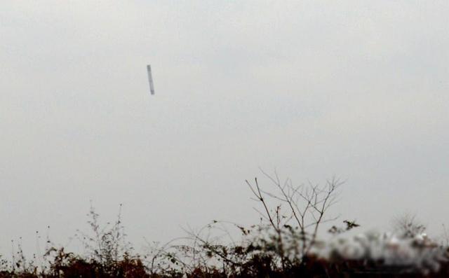 记者抓拍到长三甲火箭残骸从天而降瞬间(图)