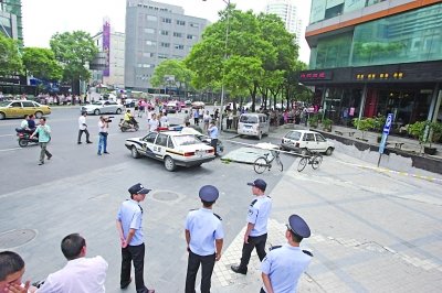 南京一商厦广告牌坠落 砸中过路夫妻致1死1伤