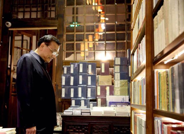 李克強(qiáng)夜訪成都寬窄巷 向外國人推銷青島啤酒