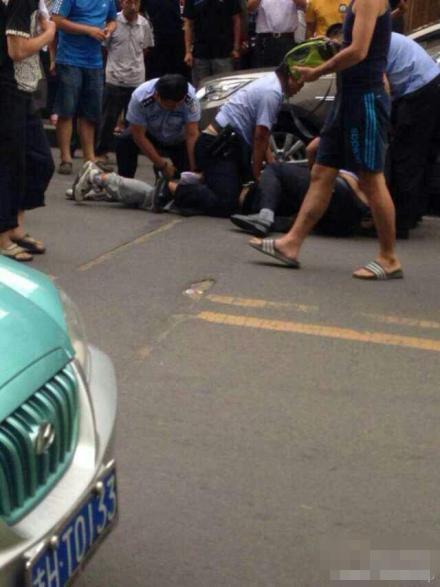 吉林延吉商厦砍人案致2死12伤 嫌犯当场被抓