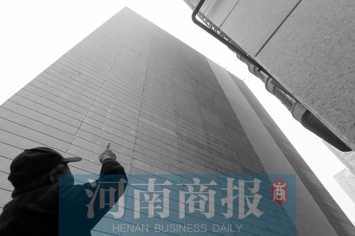 这座在建的立体车库,距离居民楼非常近