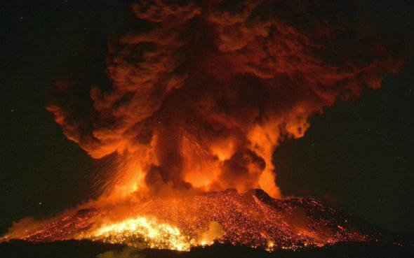 日本火山喷发伴随罕见火山雷，附近小镇“灰头土脸”