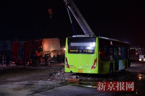 北京大兴渣土车拦腰撞上公交 2 名乘客身亡(图)