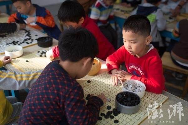 一年级小学生的繁忙周末 上7门兴趣班 (组图)