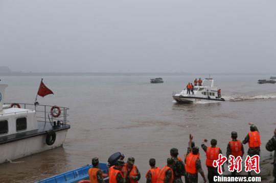 全力搜救长江翻沉客船落水人员。岳阳消防供图摄