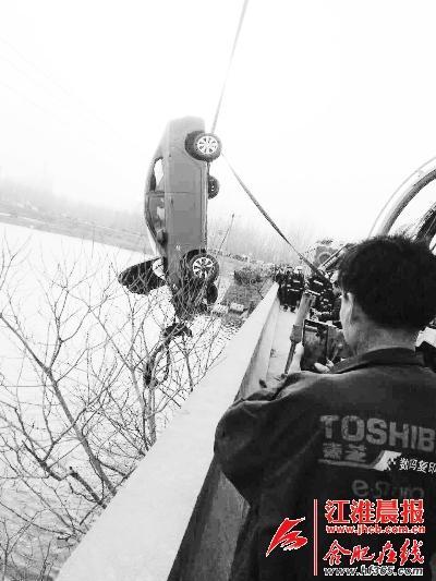 安徽一轿车失控冲进水库 男子浮出水面其妻遇难