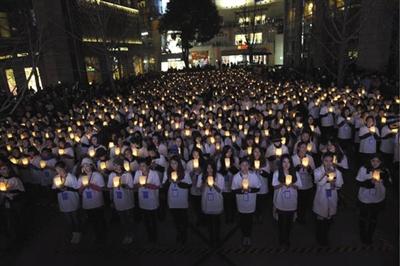 2015年1月16日，昆明一家商业广场上，841人同时吹灭蜡烛，成功刷新了吉尼斯世界纪录&ldquo;最多人一起吹灭蜡烛&rdquo;的称号。