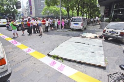 南京一商厦广告牌坠落 砸中过路夫妻致1死1伤