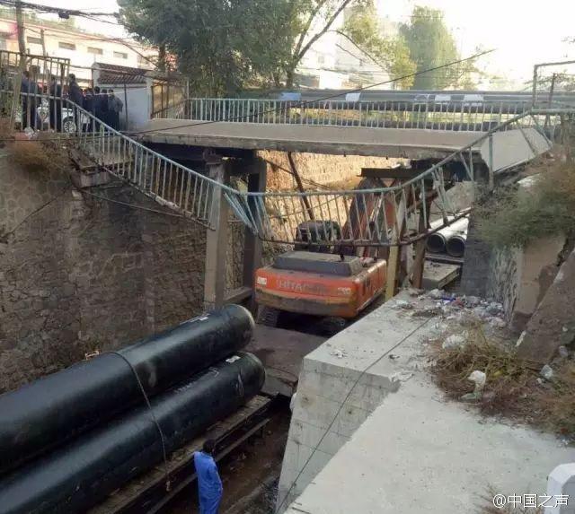山西太原一铁路人行便桥发生碰撞坍塌致5人伤