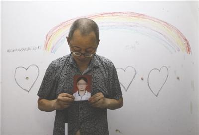 15岁少女受责骂离家出走 父亲下跪求挽回