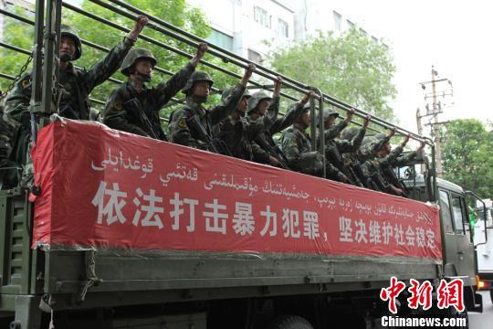 5月23日下午,新疆首府乌鲁木齐市举行誓师大会,展示反恐决心.