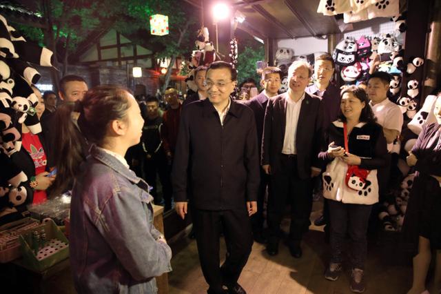 李克強(qiáng)夜訪成都寬窄巷 向外國人推銷青島啤酒