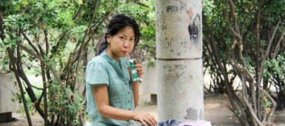 河南郑州街头现说英语流浪女 被指曾留学新加坡