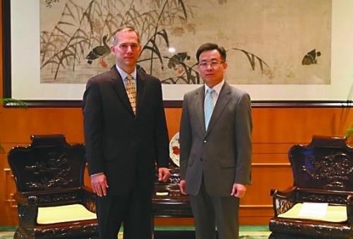 27日，中国外交部驻港特派员宋哲(右)会见夏千福。