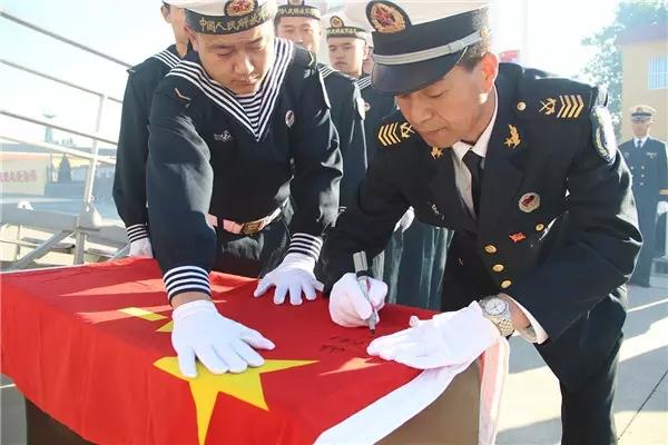 中国海军两艘超期服役功勋战舰退役 将做靶船