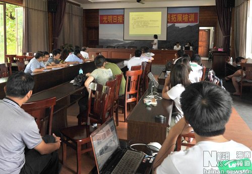 12名大学生志愿者到海南鹦哥岭保护区服务