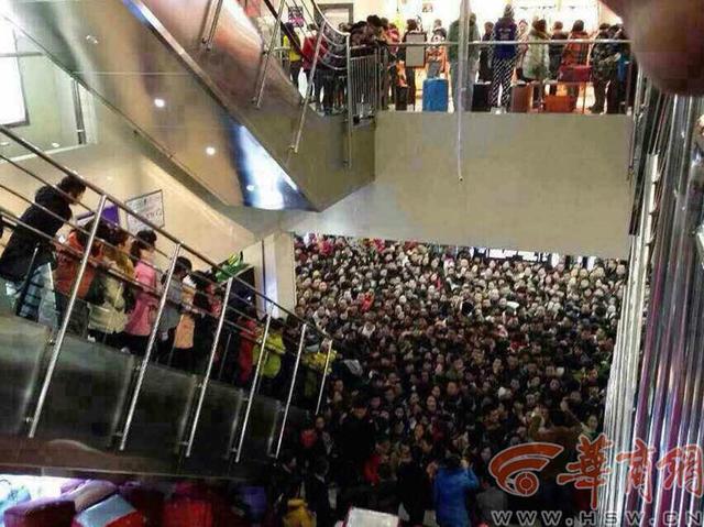 组图：延安一商场送礼品遭数百人哄抢 有人被挤哭