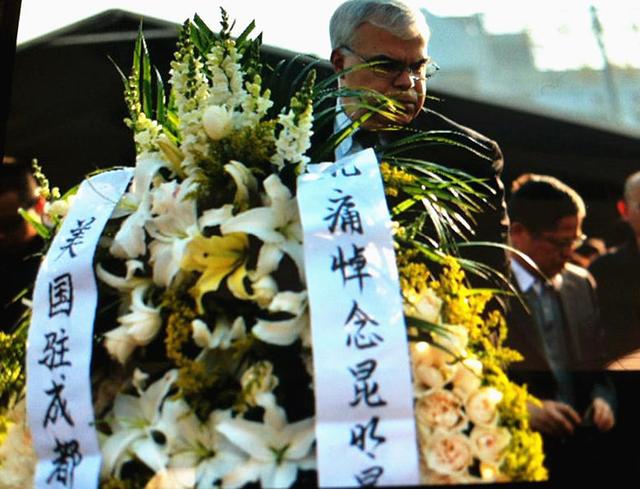 昆明暴恐遇难者头七家属祭奠亲人 美国领馆献花