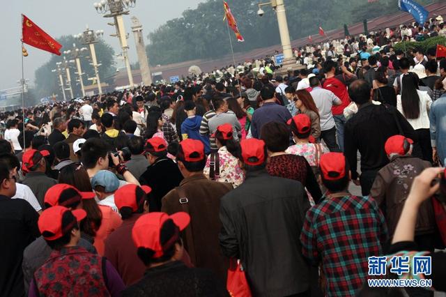 “五一”小长假首日迎客流高峰 各地景区爆棚 “五一”小长假首日迎客流高峰 各地景区爆棚