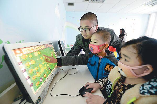 合肥百名大学生光头挑战 呼吁关爱白血病儿童