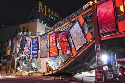 北京一建材市场天桥坍塌 设计者称竣工未验收检修