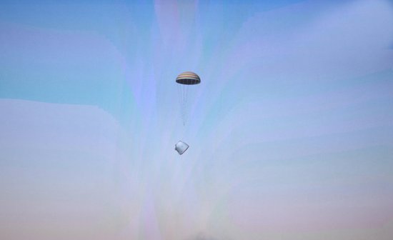 On June 26, god 10 return cabin to descending (photograph fly at Beijing dominate central screen) . Wang Yongzhuo of reporter of Xinhua News Agency is photographed