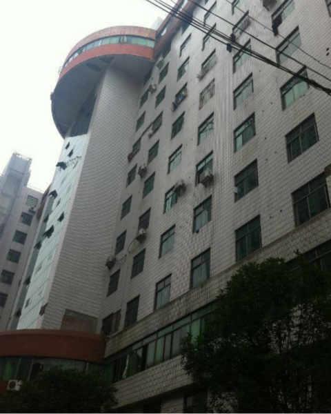 高清图—湖南省邵阳市中心医院外科大楼一病人跳楼身亡