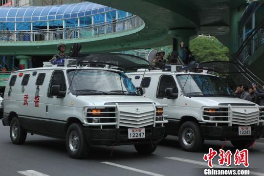 乌鲁木齐举行反恐维稳誓师大会 民众欢呼叫好