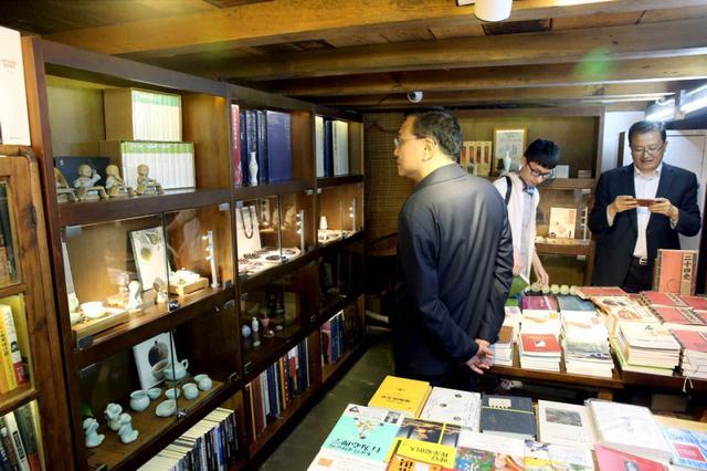 李克強(qiáng)夜訪成都寬窄巷 向外國人推銷青島啤酒