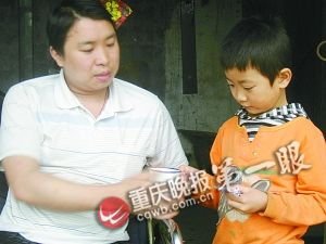 6歲男孩為照顧癱瘓父親入學要求遲到早退