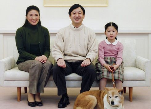日本皇太子全家福,从左至右为皇太子妃雅子,德仁皇太子,爱子公主.