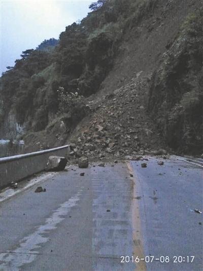 山体垮塌前1分钟 司机倒车10多米拯救车上42人